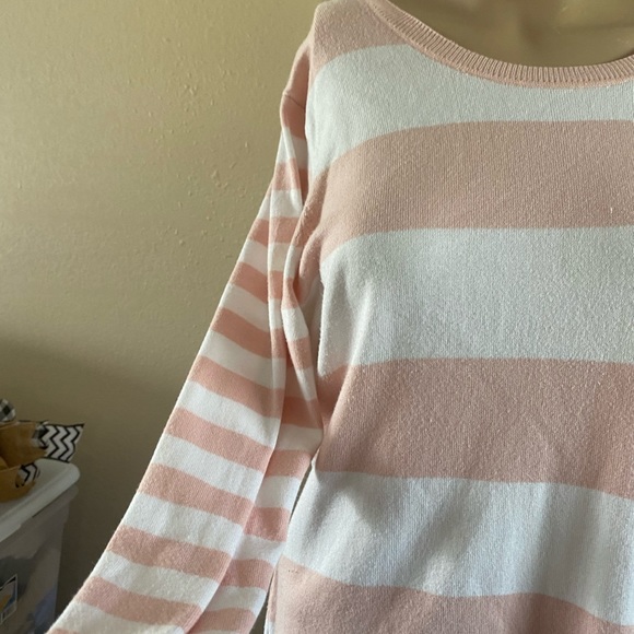 Calvin Klein. Pretty in pink women’s sweater. - Picture 3 of 4